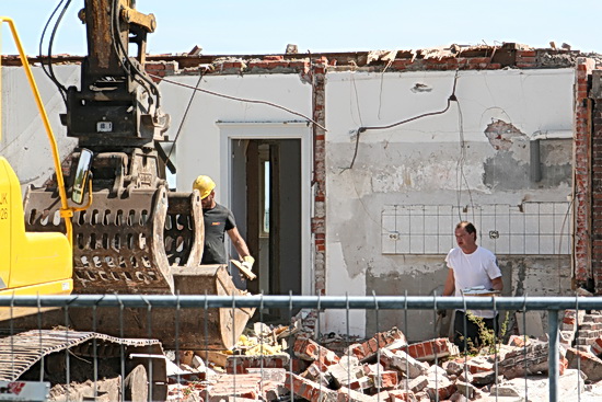 Soms wordt de metalen bak aangehaakt, moet er handmatig klein spul in worden gegooid. Vol? In één zwaai naar de rommelhoop. (Scheelt heel wat heen en weergeloop...!)