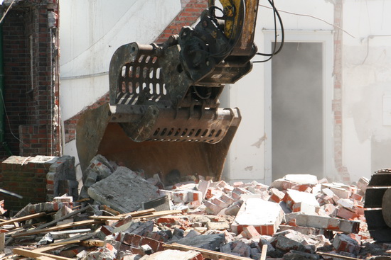 Het gaat snel, als kieker moet je voortdurend attent blijven! Hier een stuk muur, daar een raam of een halve vloer....