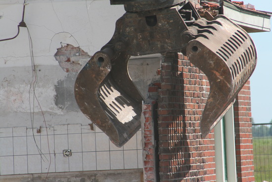 Nog steeds ligt het tempo hoog, "and the wall is tumbling down..."