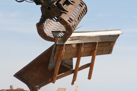 Dat zweven door de lucht met de buit stevig tussen de kaken...het doet me toch vooral denken aan een roofvogel met zijn prooi! De visser die zijn vangst in ogenschouw neemt: ZIE EENS!!