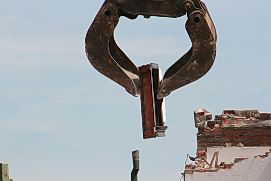 WC-raampje wordt gelucht.... Met kozijn en al...