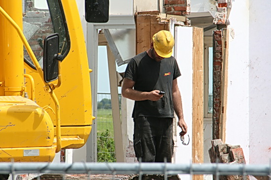 Bellen naar kantoor: "Het is weer zo ver..." Wachten op de specialisten, die dinsdag komen. Afblijven van het restant......