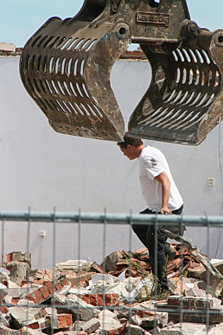 Nee, het is niet zo dat de grijper op eigen kracht zijn bediener scalpeert.....