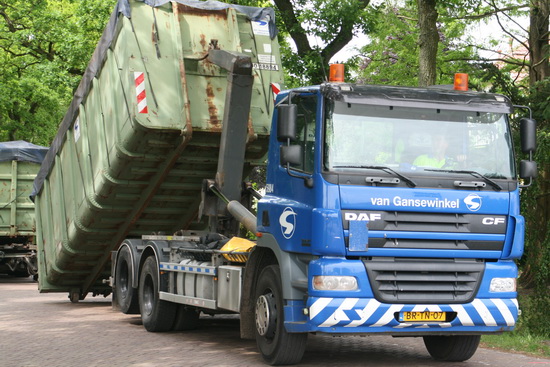 Na de thee toch nog maar even gekeken. Slopen? Je raakt er bijkans aan verslaafd....  Hier worden de volle containers weggehaald, de lege staan al op hun plek!