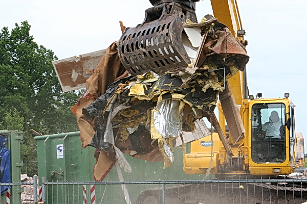 Laatste beeld van deze verrassende maandag. Een forse hap rommel gaat de trap achterna....