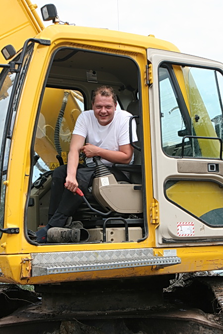 's Middags tref ik de kraanbestuurder tussen de bedrijven door nog een keer. Nee, het is nog niet zeker wanneer ze weer verder kunnen, de sloopklus afmaken. "Kan zelfs wel volgende week worden..."