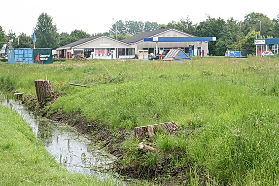 Langs de N355 terug naar huis. Kun je het braakliggend terrein bekijken, waarop de rotonde wordt gerealiseerd, en de ingang van de tunnel onder de Langestraat Zuid door... Links achteraan een GMB-container, rechts achteraan de plek waar het projectteam is neergestreken. Industrieweg, Nóórdhorn! Voor alle duidelijkheid....