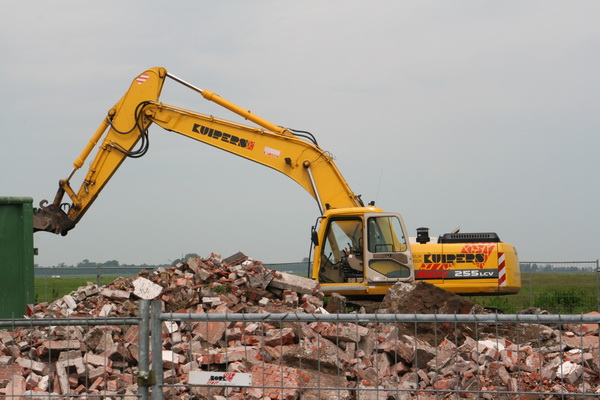 Als ik 's in de loop van de middag met de grote Canon poolshoogte neem, wordt het terrein opgeruimd. Blijkt er toch nog op het allerlaatste moment een asbestdissonant roet in het eten te gooien....