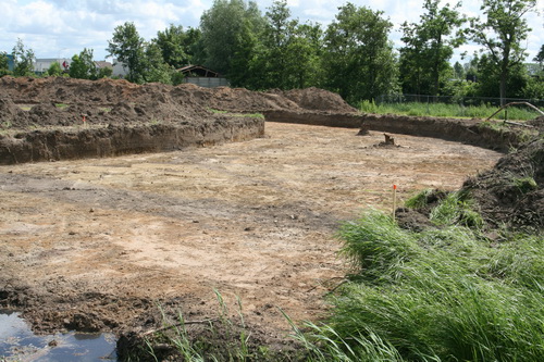 Dinsdag, halverwege de middag? Er is een brede baan gecreëerd in het voormalige weidelandschap en bedrijventerrein....