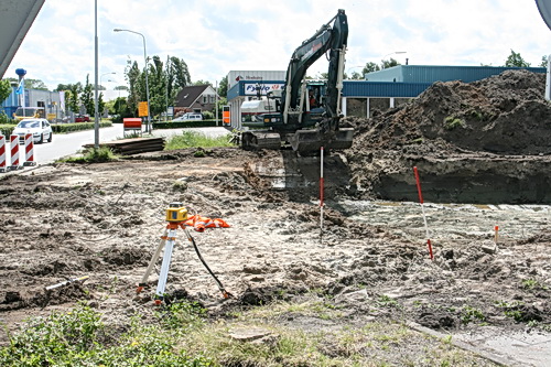 Op de hoek van de Industrieweg/N355 is de fietsstrook 'buiten dienst', er wordt gemeten, gegraven, gewapperd met papieren....
