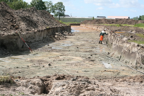 Ook hier is sprake van 'wegbereiding'.... De man met hesje dient ook voor het zien van de juiste verhoudingen...
