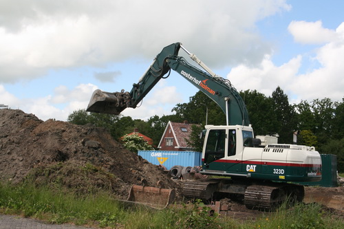 En de graver graaft gestaag verder... Die container lijkt me 'slechts' een GMB-reclamezuil....