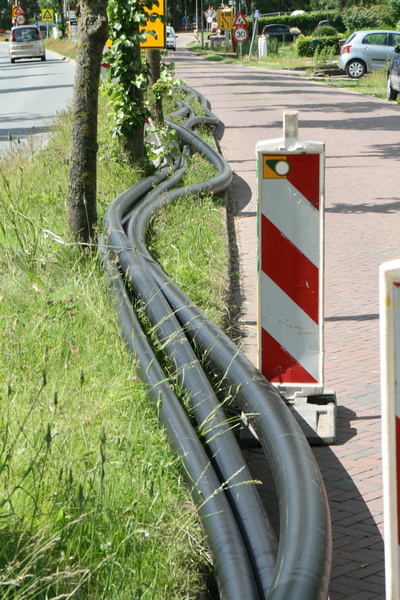 Vanaf de brug over de parallelweg... Slangen bepalen het beeldkarakter, later aangevuld met een forse buis, allemaal in dienst van de tunnelbouw