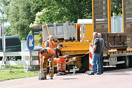 Werkoverleg met leden van het 'buurtcomité'....
