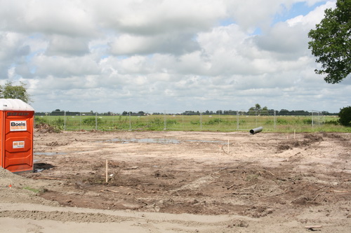 De oranje mobiele WC  karakteriseert de rust van de voormalige sloopplaats. Stilte voor de storm?