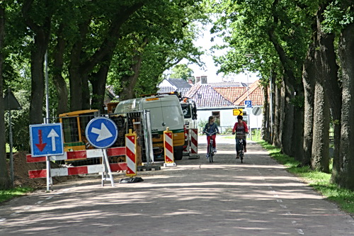 Onder de aloude bomen aan de Langestraat Zuid klinkt continu het gebrom van boormachines, pompen etc. HAK is bezig!