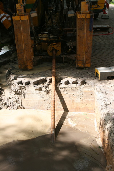 Dit is zo'n intrigerende plek.... De stang wordt draaiend de grond in gedrukt, horizontaal, richting tunnelbestemming....