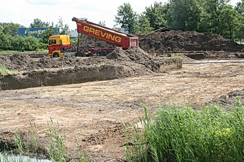 Auto's vol zand rijden af en aan, d.w.z. héén vol, terug leeg..... En voor zo'n nieuwe weg is er heel wat zand nodig... De snelle gang van zaken op het vroegere Van-der-Veenweiland en Van-der-Veengaragegebied....