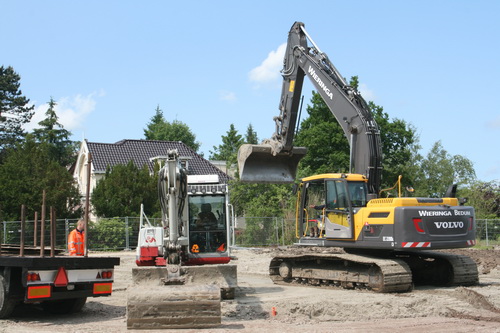 Dichter bij de kruising wordt het dringen geblazen: Links, recht vooruit, rechts... Overal activiteit...