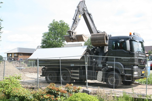 ....en een andere vrachtwagen, met op afstand bedienbare laadkleppen, haalt weer iets anders op... Zand? Afgegraven grond?