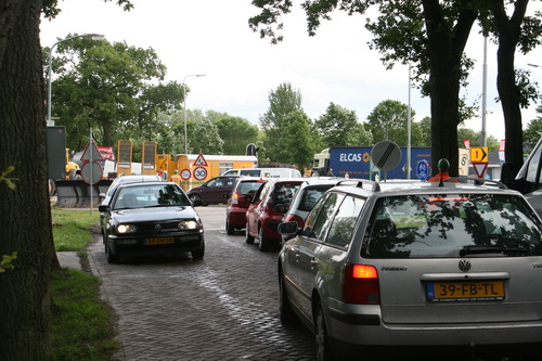 En drukte hier onder de bomen van de Langestraat Zuid.... Passen en meten.... Toch hoeft niet iedereen hier per se langs, denk ik....