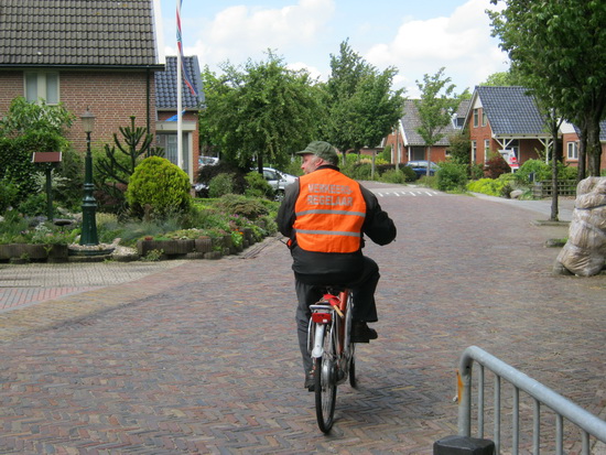 Organisator Digna Achterhof kan rekenen op een enthousiast ondersteunende vrijwilligersgroep. Wegcaptain van die vrijwilligers is fietsfan van professie Klaas de Vries. Hij houdt alles goed in 't oog! (Foto uit 2011)