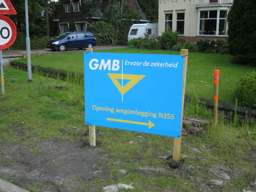 Wat doet dit bord daar nu nog steeds? Achterhaald.... En elders is al GMB-reclame zat! Bovendien, dit dorpsgedeelte is vergeven van de borden etc. Onrust!