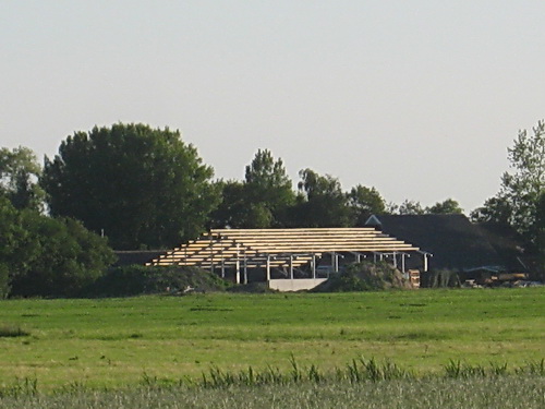 's Avonds maak ik met de lutje Canon een foto van de nieuwe schuur, vanaf een heel ander standpunt op grote afstand. Gekiekt vanaf de N355 bij de keerlus van de bus bij Langestraat Noord.
