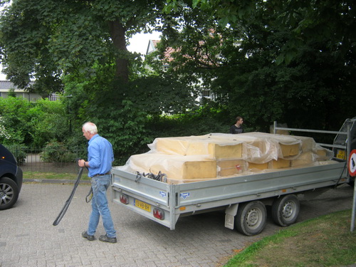 Haas, een van de ervaren vrijwilligers, is met een wagen vol schuimrubberblokken op stap, samen met Jelte de Vries, ook geen groentje in het wielergebeuren. 