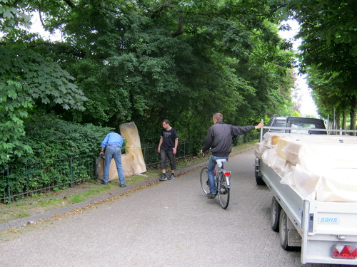 Op de hoek van de Oosterweg-Kastanjestraat, bij het metalen hek van de pastorie, worden stootkussens aangebracht. Uit de bocht vliegen hoeft dan niet meteen tot ernstige verwondingen te leiden...