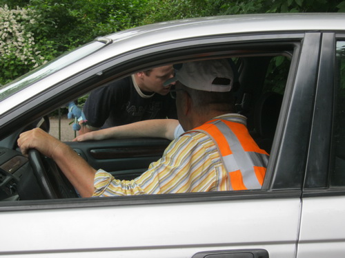 Werkoverleg met de passerende Ginus van der Velde, als vrijwilliger iemand met een grote staat van dienst!