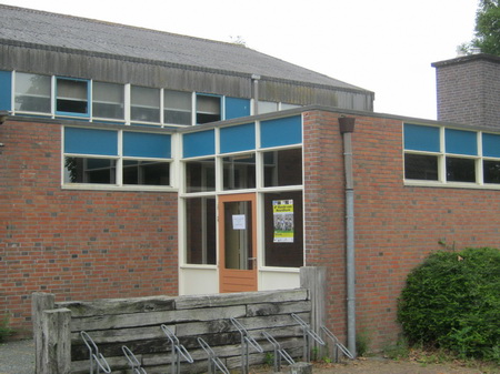 Ondanks de schoolvakantie kan er (gelukkig maar) gebruik worden gemaakt van het sportgebouw aan de Oosterweg. Je wilt als sporter toch wel graag kunnen verkleden en douchen... 