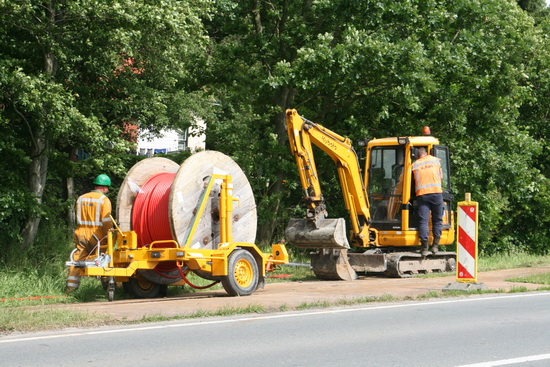 Kijk, nieuwe kabels.... Onder of boven de tunnel?