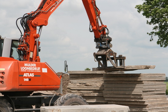 Vanaf de lange Mechielsen-oplegger naar de stapel naast Wieringa's woonstee.