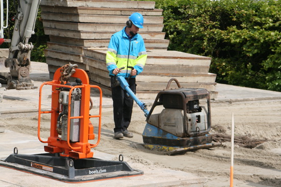Aha, een werknemer met een GMB-outfit! Ze laten dus niet al het uitvoerend werk aan anderen over.... Leg hier maar neer!