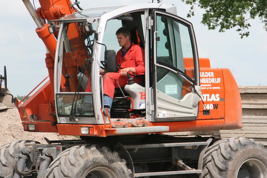 De grijpspecialist in de cabine kijkt soms wat benauwd.....