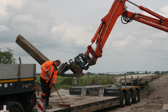 Zo, de oplegger van Mechielsen is leeg, even een goede veegbeurt en dan.....
