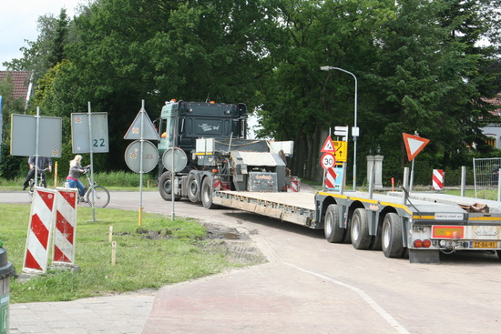 ...en daar gaat ie weer, het lange vehikel van Mechielsen. Uitkijken geblazen!
