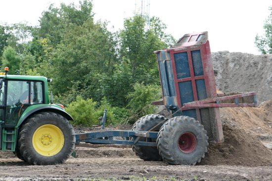 Op het rotondeterrein wordt grond verplaatsen tot een ware kunst verheven.  Er liggen metershoge bulten grond, maar dat is blijkbaar niet geschikt als ondergrond voor de nieuwe weg. Daarvoor wordt andere grond aangevoerd en snel en efficiënt op de goede plaats gekieperd.