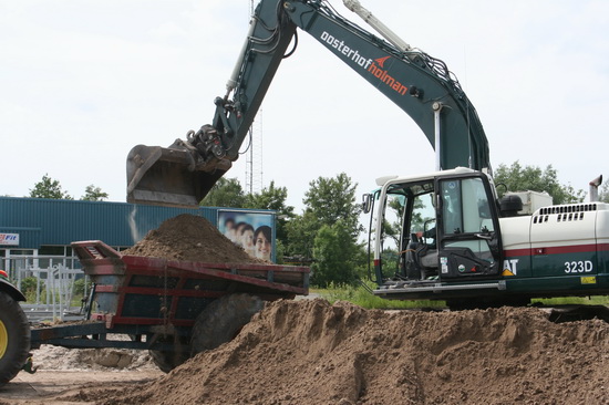 Aan het begin van het rotondeterrein, op de hoek van N355 en Industrieweg, staat de grijper die de kiepwagen vlot voorziet van vulling.