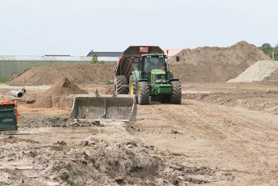 En daar gaat weer een vracht in dit actuele maanlandschap....