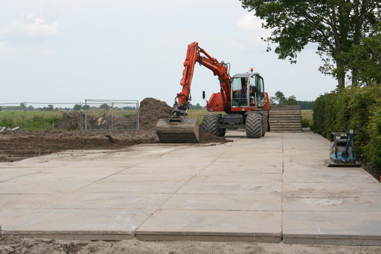 Op de lege plek van Langestraat 9 is een vlakke vloer aangelegd met grote betonplaten.  Opslagmogelijkheid, aan de straatkant met hekken af te sluiten...