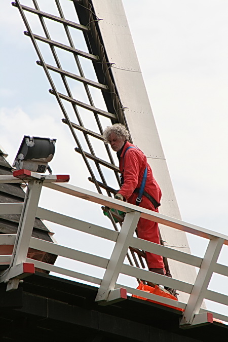 Bij molen "Fortuna" is molenaar Drewe intussen onderaan de wiek bezig.  Mijn benen trillen meteen minder erg....