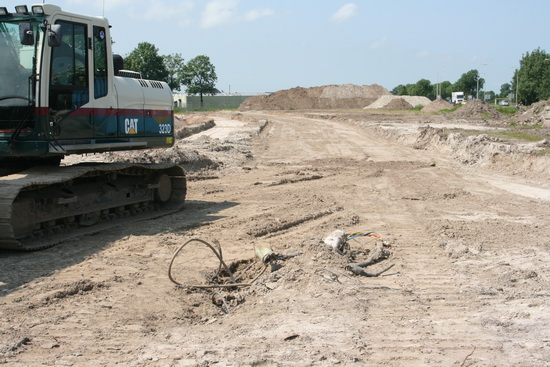 De zandvloer voor de nieuwe weg richting Industrieweg is aangebracht, de grijper links staat in ruststand.