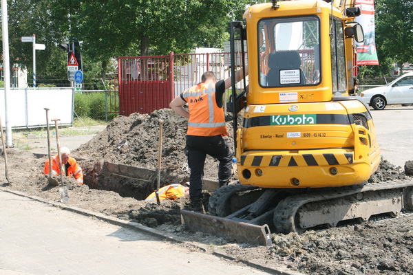 Nog geen weekeinde voor dit HAKtrio. Het verleggen van de kabels is een forse klus, daar past geen verkorte werkweek bij...