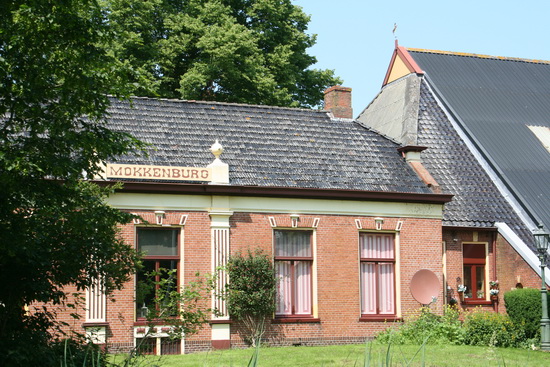 Bij woonboerderij Mokkenburg geen geluid van allerlei machinerieën. Stilte alom, ook rond het karakteristieke woonhuis.