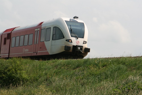 De aanstormende Arrivatrein naar Leeuwarden komt even de rust verstoren....