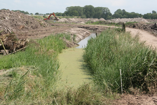 Onder het viaduct door bij de Datemahoeve en dan, nog zo'n maanlandschap....  Het oude deel van de Mokkenburgweg doet nog dienst, is nodig voor de afvoer van grond dat vrij komt bij de bochtverruiming....
