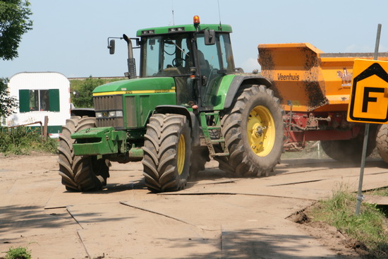 Een komen en gaan van John Deeres en kiepwagens met afgegraven grond (of zónder...) Voorlopig wordt het opgeslagen op het Datematerrein, via het ten dode opgeschreven deel van de Mokkenburgweg tussen boerderij en spoordijk...