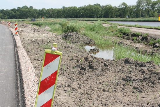 Rechts van de nieuwe kanaalweg verdwijnt nog een heel stuk oevergebied. Het duurt nog wel even voor de kanaalbocht verruimd is...